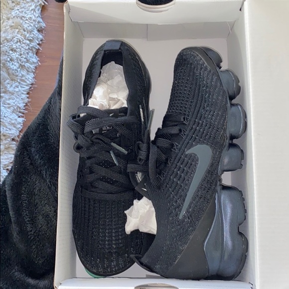 Nike Woman’s Vapormax 7.5 - Picture 3 of 3